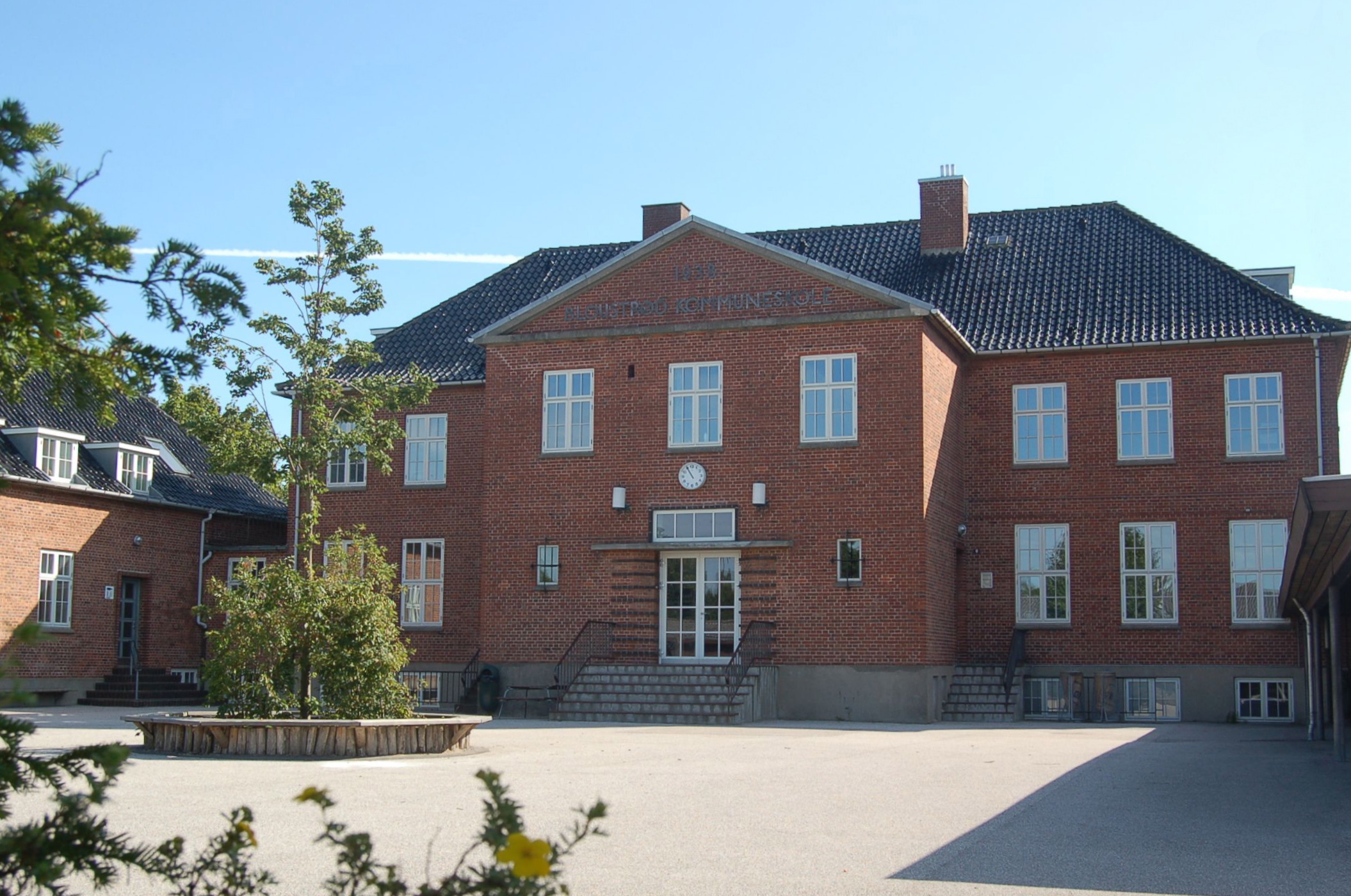 I et læserbrev i allerødnyt.dk mener en borger, Ulrik Tarp Jensen, at man forlængst burde have lukket Blovstrød Skole. Hertil svarer en Blovstrød-borger, Martin H. Wolffbrandt: "Blovstrød Skole er vital for vores lokalsamfund. Bølgerne fra skoledebatten i bymidten skal ikke gå ud over Blovstrød Skole." Arkivfoto: AOB