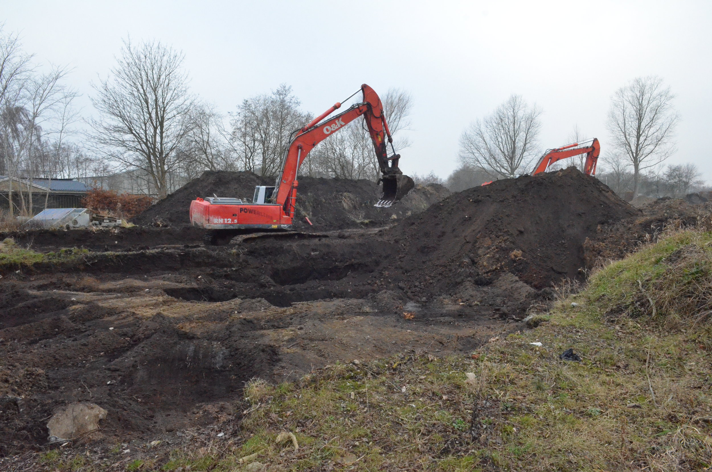 Maskinerne er i fuld gang med at grave ud til den store parkeringskælder. Foto: AOB