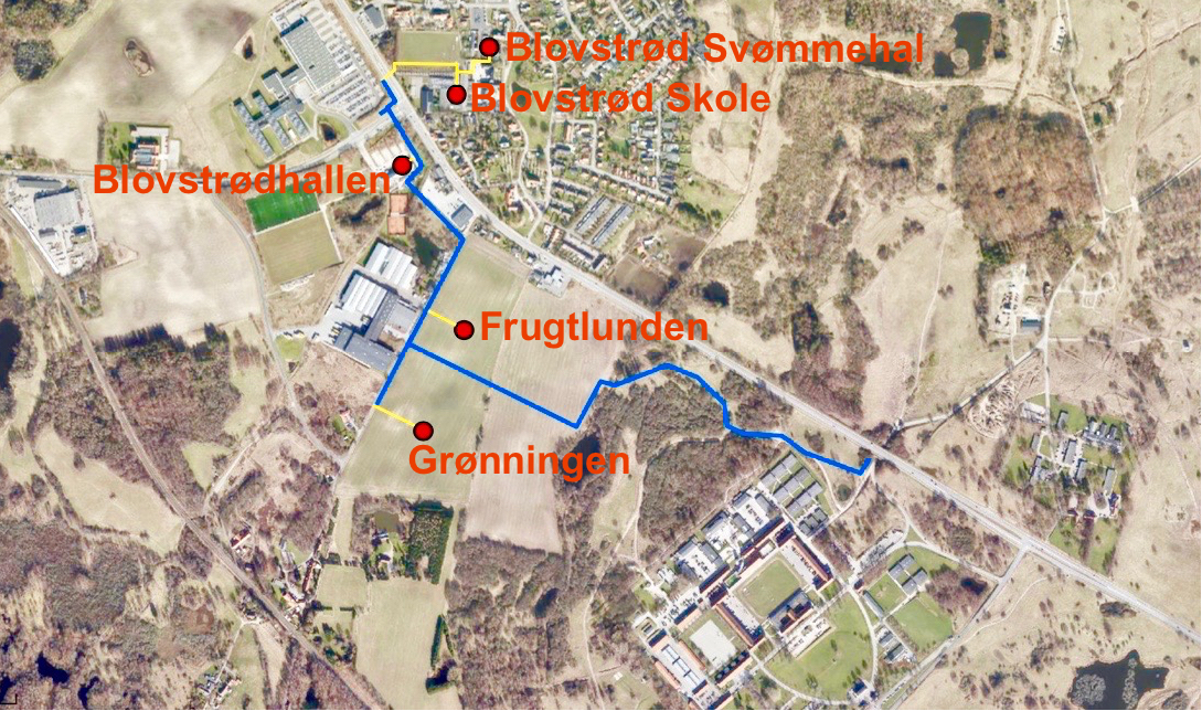 Hovedforsyningsledningen (blå markering) føres fra Ellebækvejen gennem det militære område mod nordvest frem til de to boligområder Frugtlunden og Grønningen og videre til Blovstrødhallen. Her fra fortsætter ledningen under Sortemosevej og med en stikledning (gul markering), der føres under Kongevejen frem til Blovstrød Skole og Blovstrød Svømmehal.