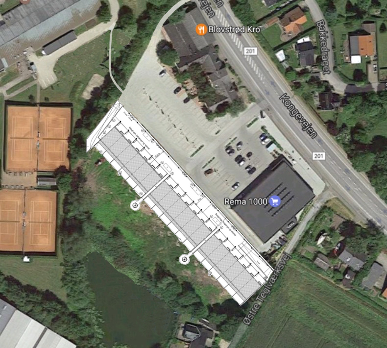 AOB har på ovenstående luftfoto indlagt rækkehus-projektet, hvilket bl.a. viser, at indkørselen til boligerne bliver i den nordvestlige ende.