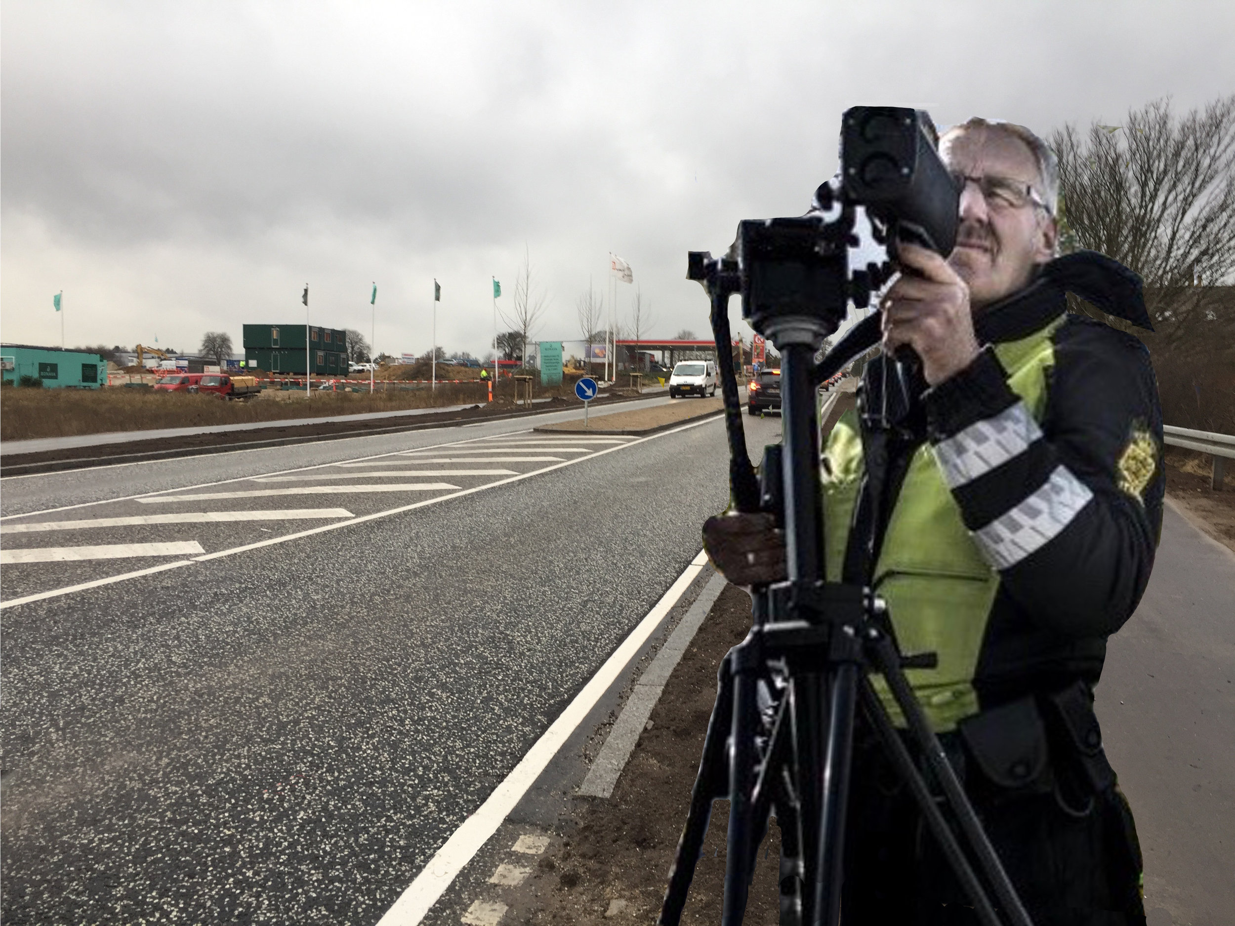 Alene i januar 2017 har mere end 3.400 trafikanter fået en bøde for at bruge håndholdt mobil, mens de kørte i trafikken. Foto-manipulation: AOB