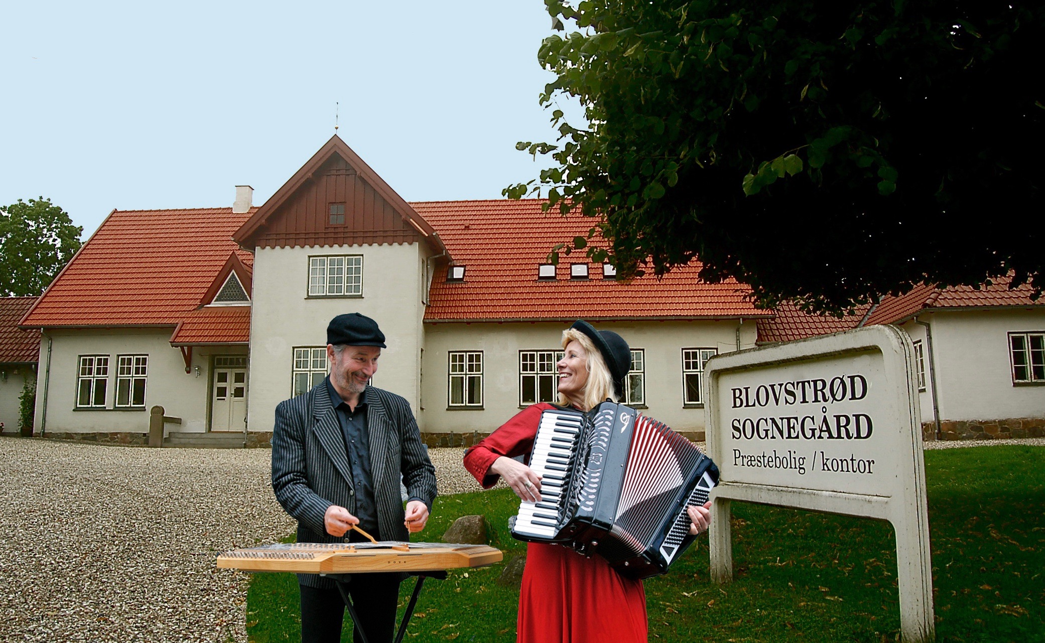 To klezmer-musikere kommer på besøg og synger og fortæller historier fra det gamle testamente den 25. marts. Collage: AOB