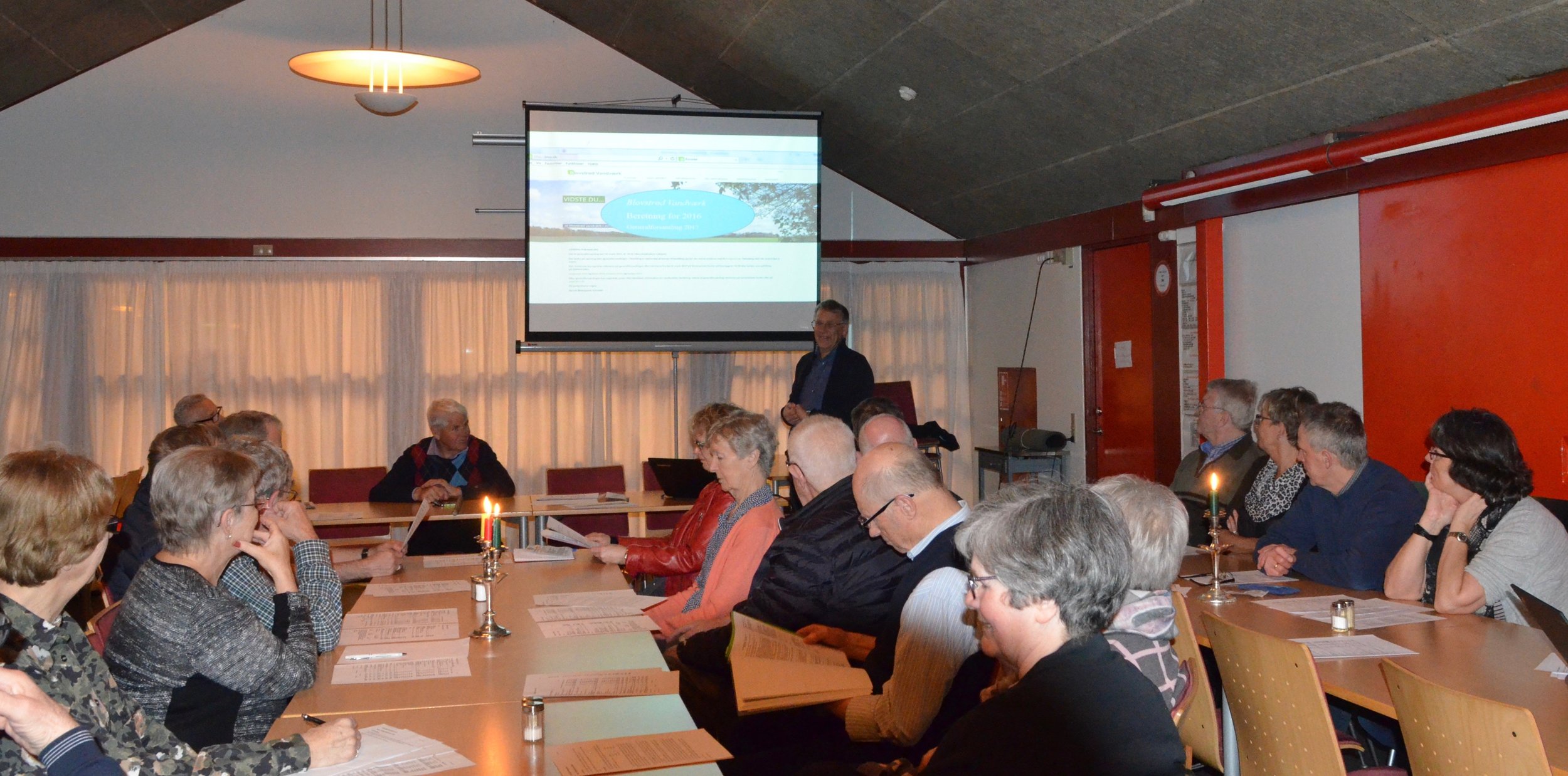 Over 30 interessenter var mødt op til Blovstrød Vandværks generalforsamling, som blev afholdt i Sportscaféen i Blovstrødhallen. Foto: AOB