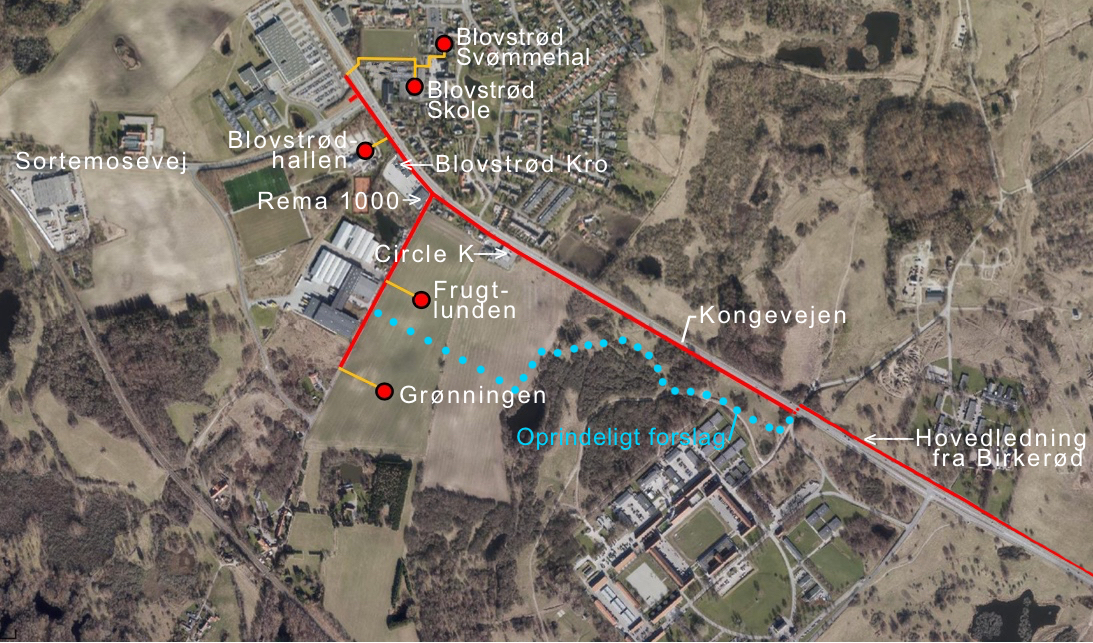 Som det fremgår af I/S Norfors' reviderede plan, følger hovedforsyningsledningen Kongevejen (rød linie) og passerer bl.a. Circle K, Rema 1000 og Blovstrød Kro. I det oprindelige forslag snoede forsyningslinien sig gennem øvelsesterrænet (blå stiplet linie). Tekster: AOB