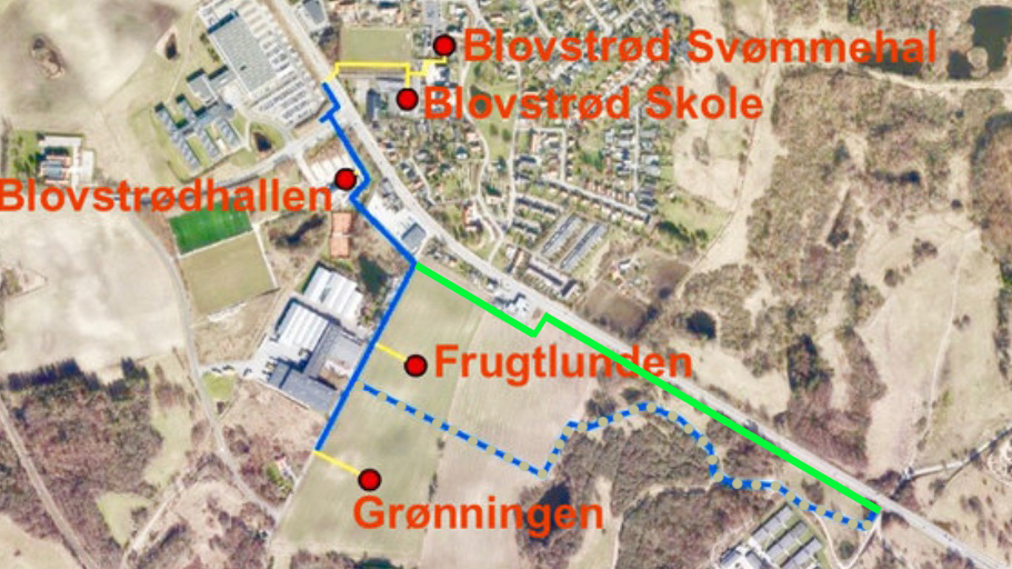Af ovenstående plan er den af AOB foreslåede løsning markeret med en grøn linie. Hovedforsynings-ledningen skal ligge i et trace langs med Kongevejen, og erstatter den blå punkterede linieføring, der bl.a løb i en snoet linie gennem det militære område, men som forsvaret ikke kunne acceptere. Som det ses: er den grønne linie kortere end den blå punkterede. Forslag: AOB