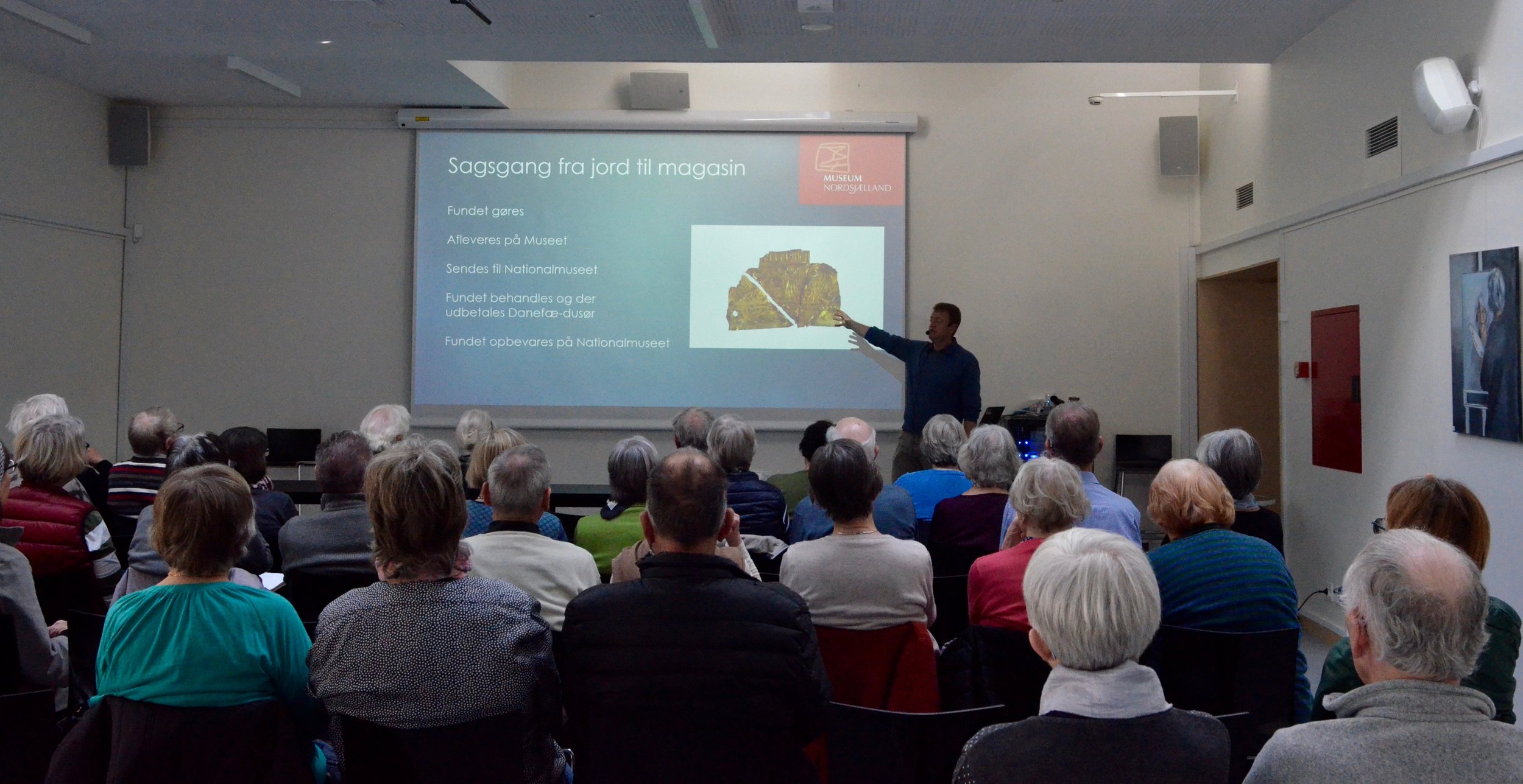 Der var stor interesse for foredraget, som er en del af 'Historier om Danmark', der er et tværgående samarbejde mellem folkebibliotekerne, Slots- og Kulturstyrelsen, DR og Nationalmuseet. Foto: AOB