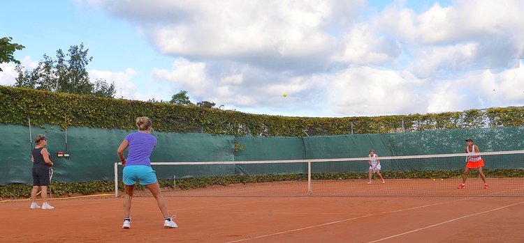 Blovstrød Tennisklub inviterer alle til en aktiv tennis-formiddag. Foto: AOB