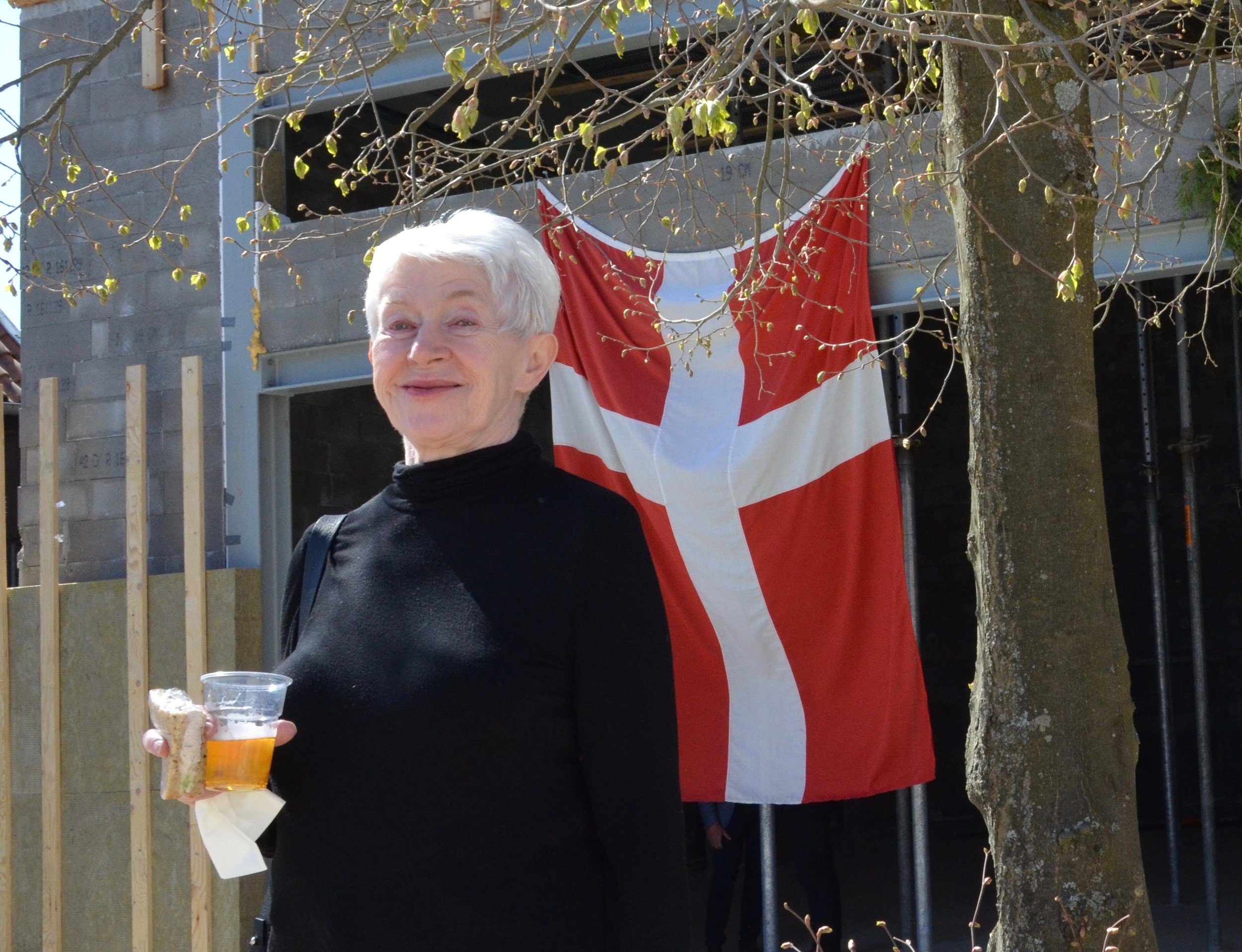 Blovstrød-borgeren Tonna Nielsen, som er årsag til at 'vores alles koncertsal' bliver en realitet, var også med til at fejre rejsegildet. Foto: AOB