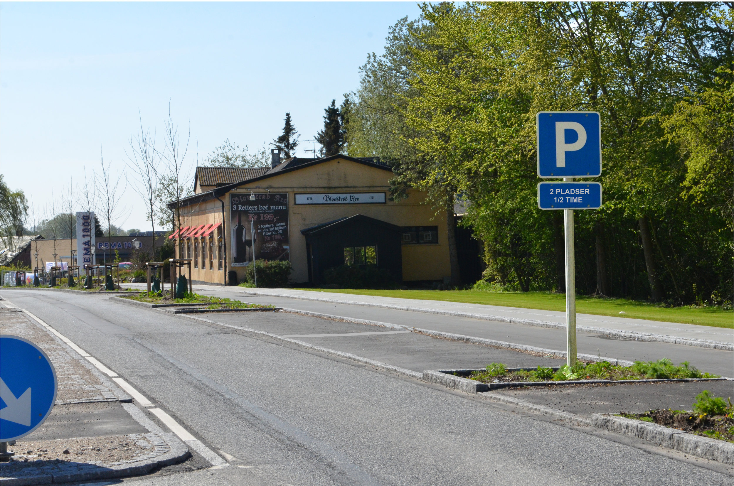 Forslag fra Rustik-Bagerens kunder: Fjern 'firkanten' mellem de to parkeringspladser og sæt et skilt op, så man kan se, at der er tale om parkeringspladser. Fotomanipulation: AOB
