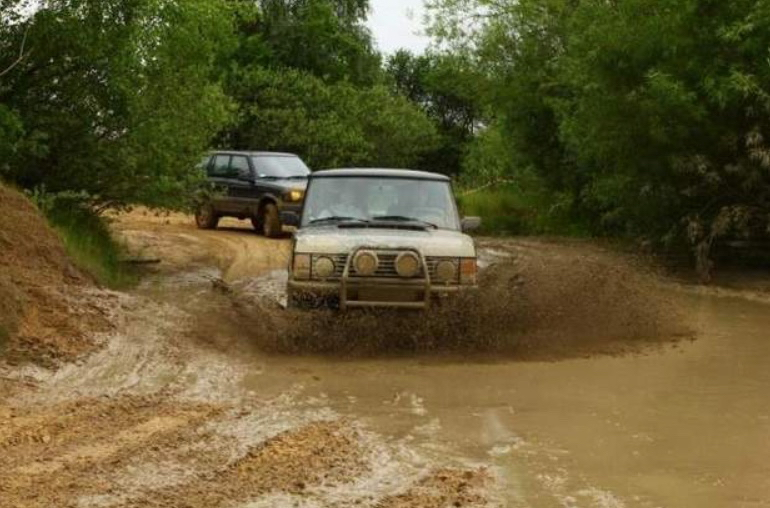 Der er ikke offentlig adgang til arrangementet, men m an kan faktisk på afstand følge en del af Land Rover-kørslen på skrænterne her fra Blovstrød. Pressefoto