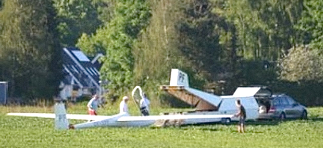 Billedet af svæveflyet på marken ved Niras og privatskolen er taget kl. 17:24 i søndags fra skolens parkeringsplads. Flyet er ved at blive pakket ind i en flytrailer. Foto: Axel Retlev