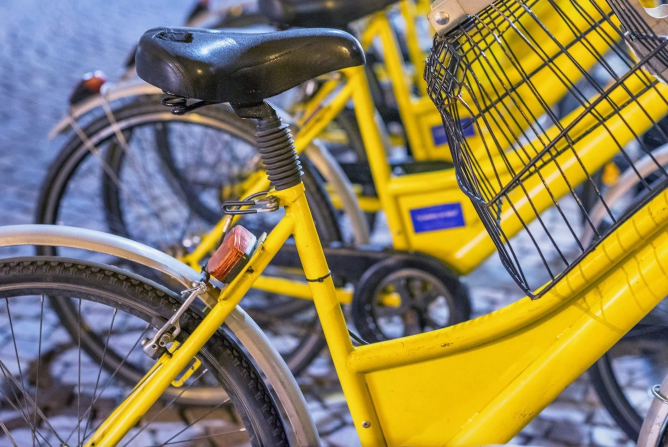 De gule cykler skal bruges som transportmiddel for folk bosiddende i centret for at komme frem og tilbage til Lillerød Bymidte. Temafoto