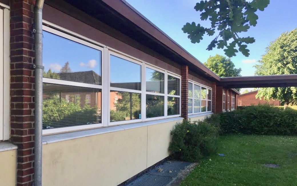 Der er opbrudt et vindue ind til lærernes forberedelseslokale fra skolegården. Foto: AOB