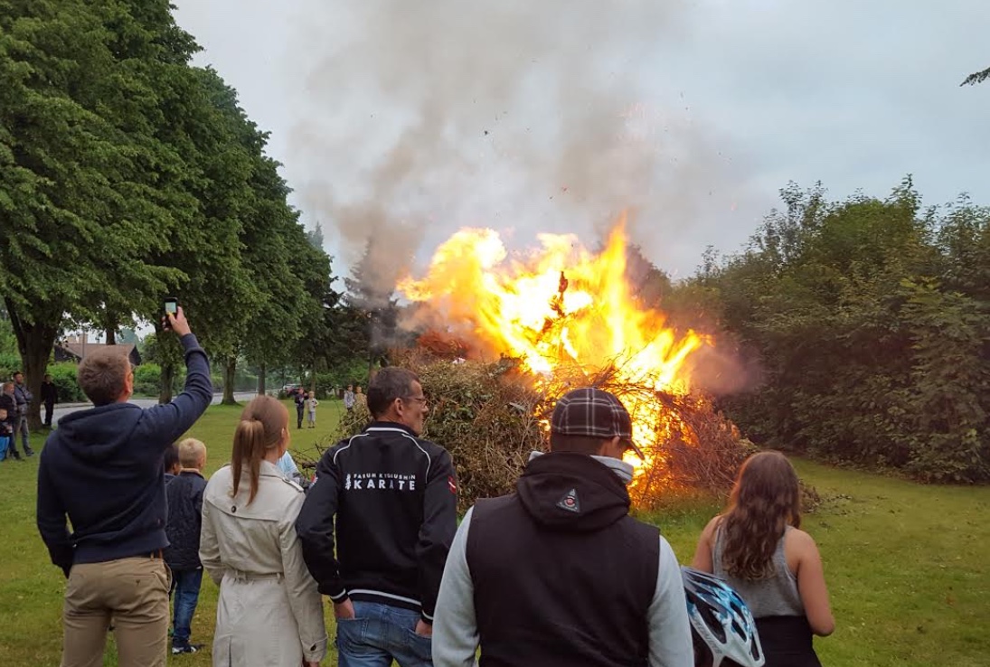 Der var flere steder i Blovstrød, hvor man fik sendt heksen af sted til Bloksbjerg. Her var det Rosmosegaards beboerforening, som fik gang i Sankt Hans-bålet: Foto: Martin H. Wolffbrandt 