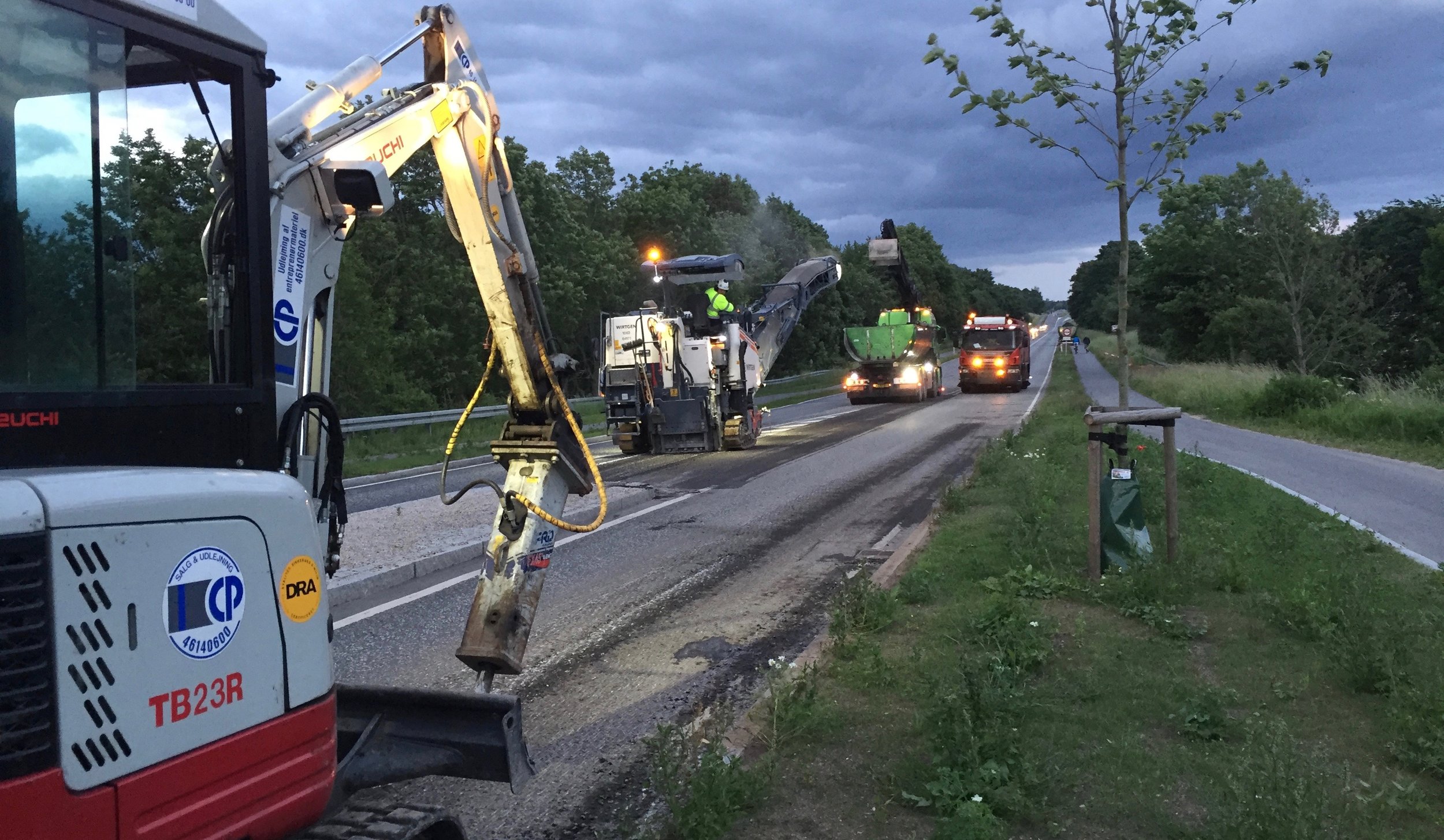 Da klokken slog 20:00 rullede maskinerne - som planlagt - frem på Kongevejen for at gøre klar til at asfaltere kørebanen. Foto: AOB 