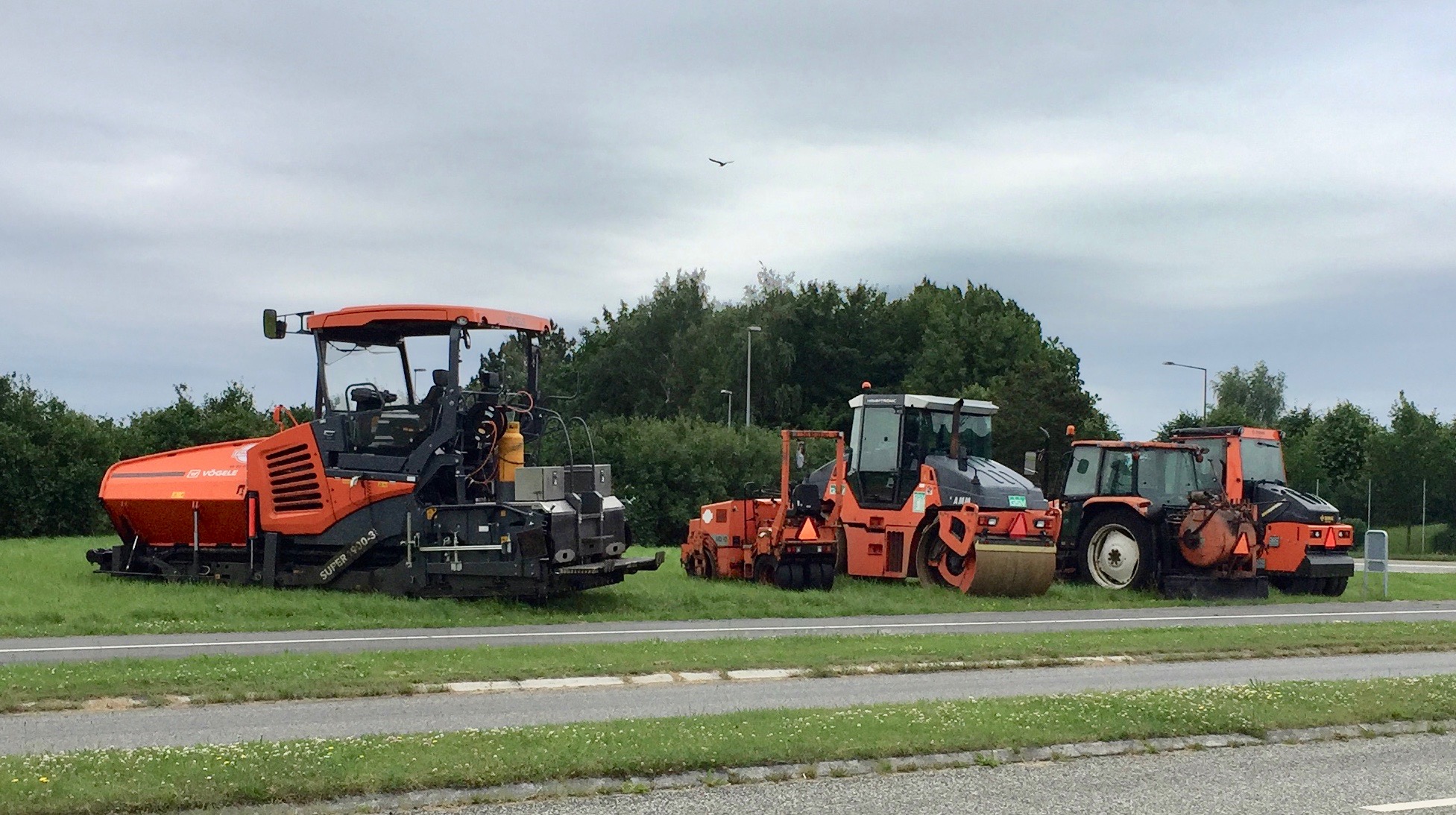 Så er man færdig med asfalteringen på Kongevejen, og maskinparken venter blot på at blive kørt hjem. Foto: AOB