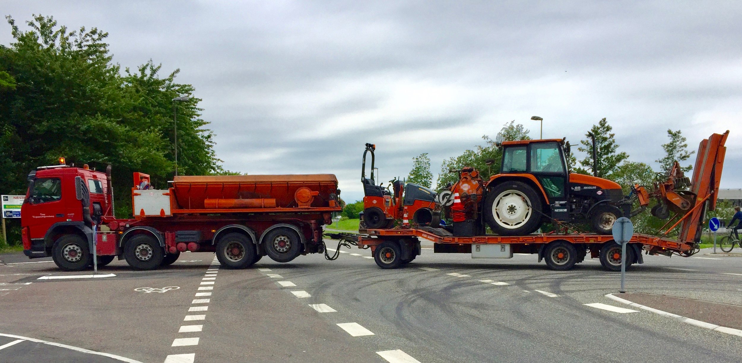 Asfaltmaskinerne forlader Blovstrød efter veludført arbejder. Foto: AOB