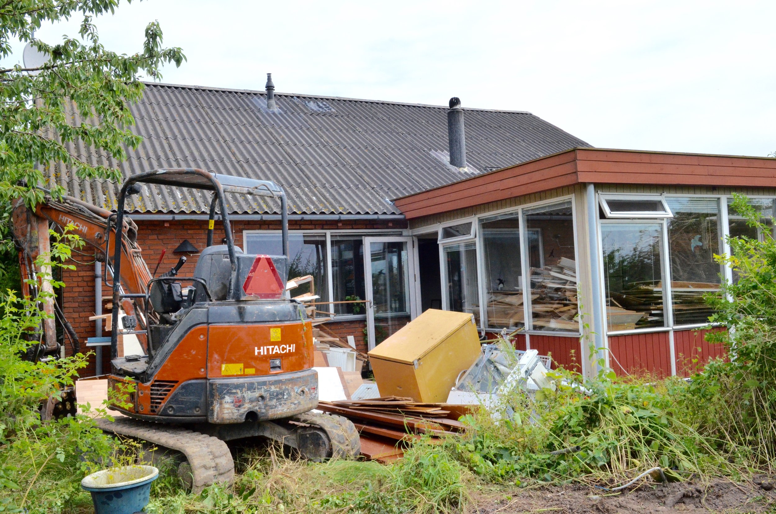 Nu er nedrivningen af ejendommen Kongevejen 9 påbegyndt. Foto: AOB