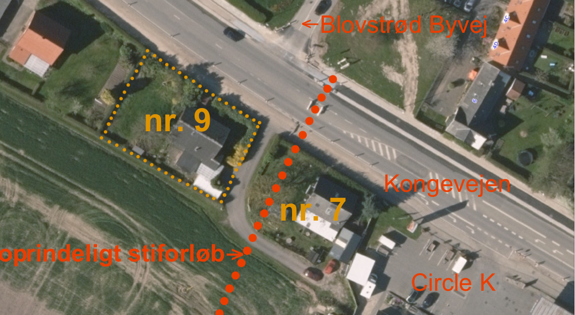 Den gamle kirkesti var i rammelokalplan 1-134 planlagt at munde ud ved fodgængerovergangen ved Blovstrød Byvej - dvs. gennem nr. 7, som dog ikke nedrives i første omgang. Derfor bliver det nødvendigt at flytte stiens forløb, så tilslutning mod Kongevejen sker ved Kongevejen 9. Tekst/grafik: AOB