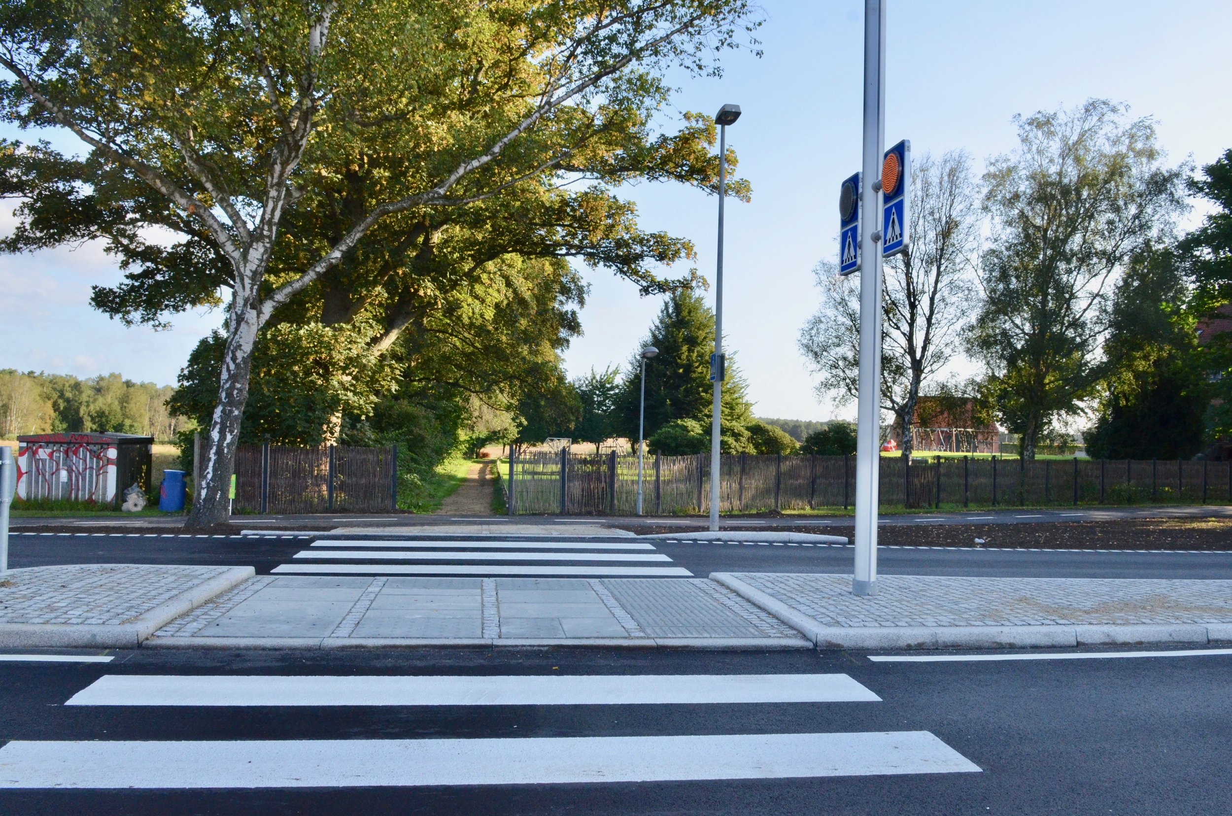Som det ses, blev den nye sikre forgængerovergang ved privatskolen klar til den første skoledag efter ferien. Overgangen er udført med en belyst midterhelle og med markerede færdselstavler. Foto: AOB