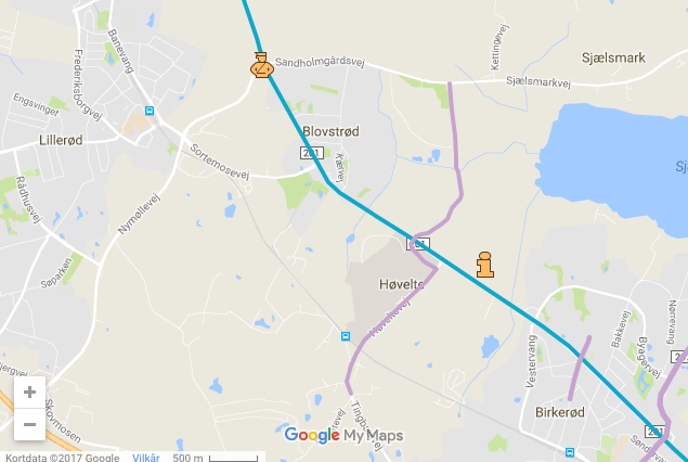Cykelrytterne kommer fra nord fra Kirkeltevej ad Kongevejen (den blå rute). Her kan biler køre i modsatte spor end rytterne - dog med risiko for kø. Ved Sandholmgårdsvej står hjemmeværnspersonnel og traffikofficials og hjælper biler med at krydse ruten. Kommer man fra Hørsholm og evt. skal til Farum, kan man tage smutvejen via Ellebækvej og Høveltevej (den lilla markering).