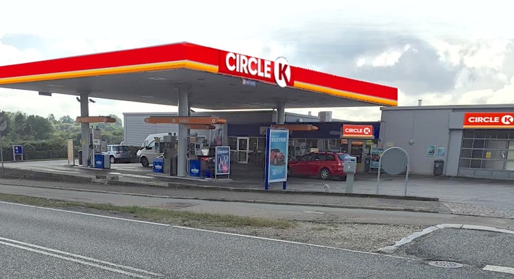 På Kongevejen - ud for Circle K - standsede Nordsjællands Politi natten til lørdag en personbil, hvor føreren ikke havde gyldigt kørekort. Arkivfoto: AOB