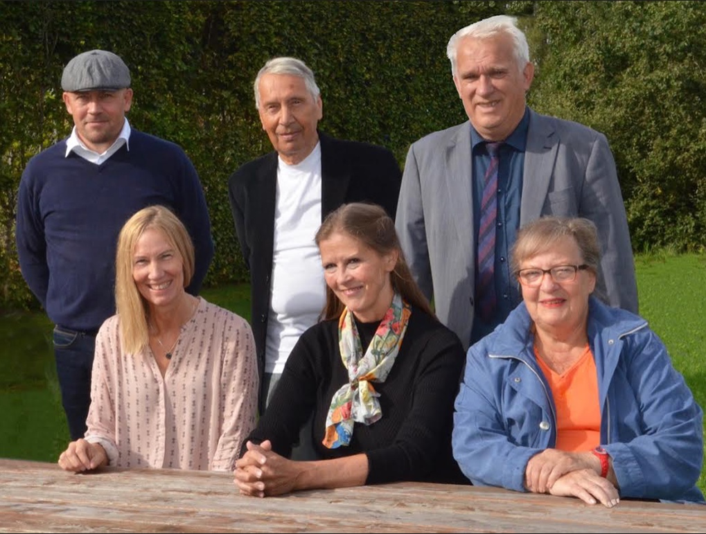 Blovstrød Listen er klar til at sidde med ved bordet i endnu en periode. Bagest Michael Even Hansen, Harris Spangshauge, Erling Pedersen. Forrest Hanne Lindstrøm Nielsen, Gitte Damgård, og Käthe Hauptstein Nilsson. Foto: Blovstrød Listen
