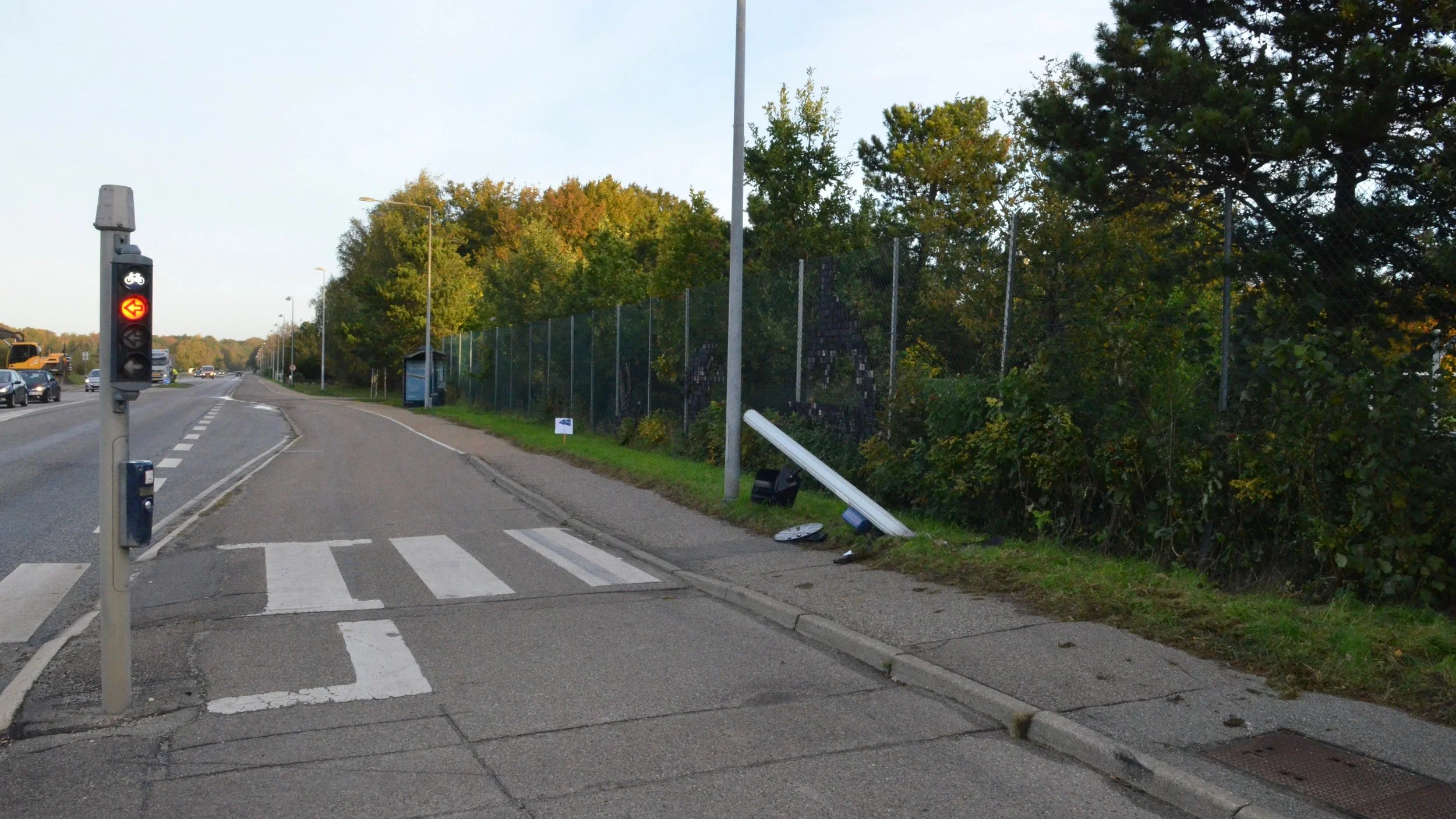 Nordsjællands Politi har sidst på aftenen fået fjernet den bil, som de to medlemmer kørte i. Et trafikskilt, som bilen påkørte, ligger stadig langs jorden. Foto: AOB
