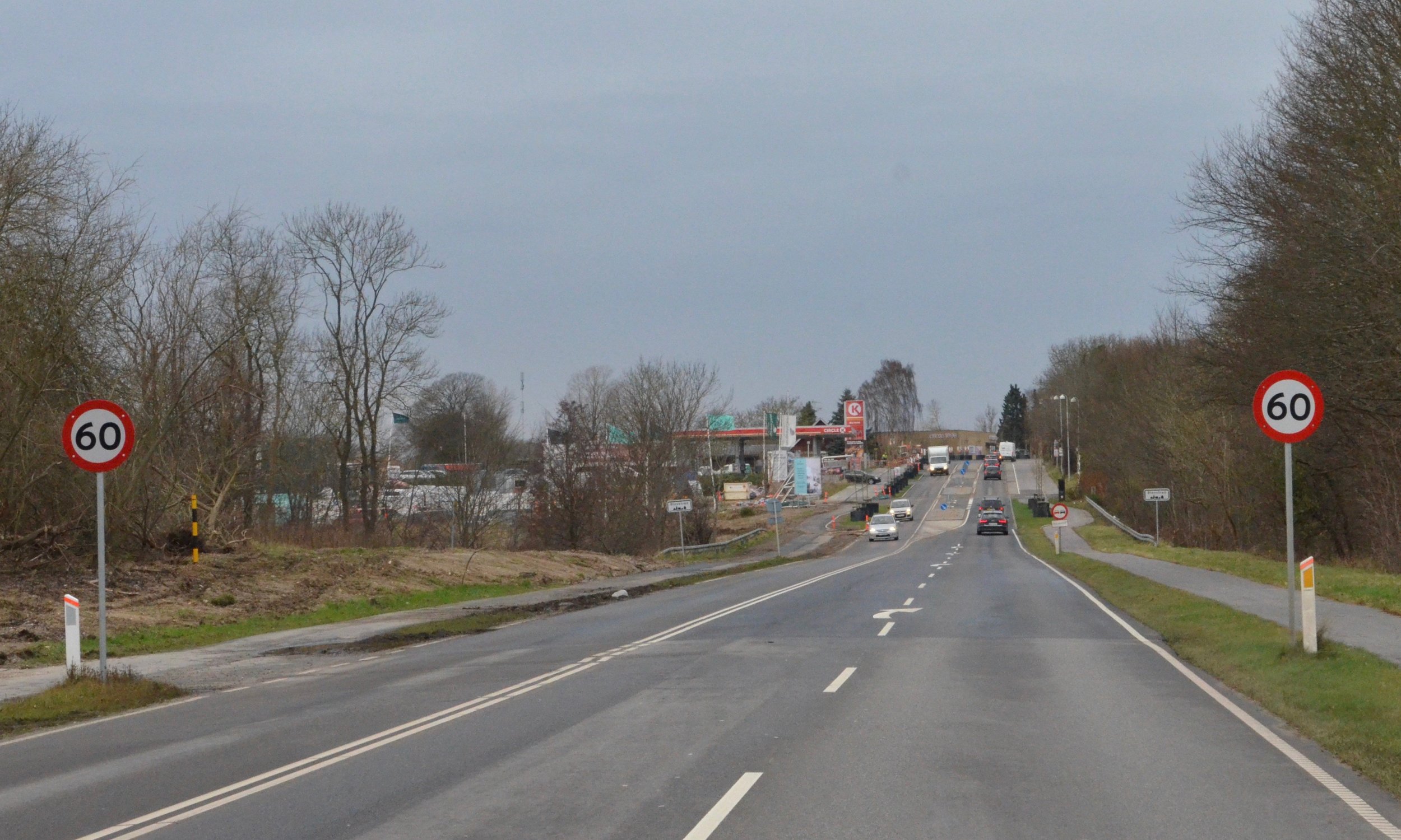Mange bilister mener, at disse to 60km-skilte er en fælde. Er de til glæde for politiets fotovogne? Foto: AOB