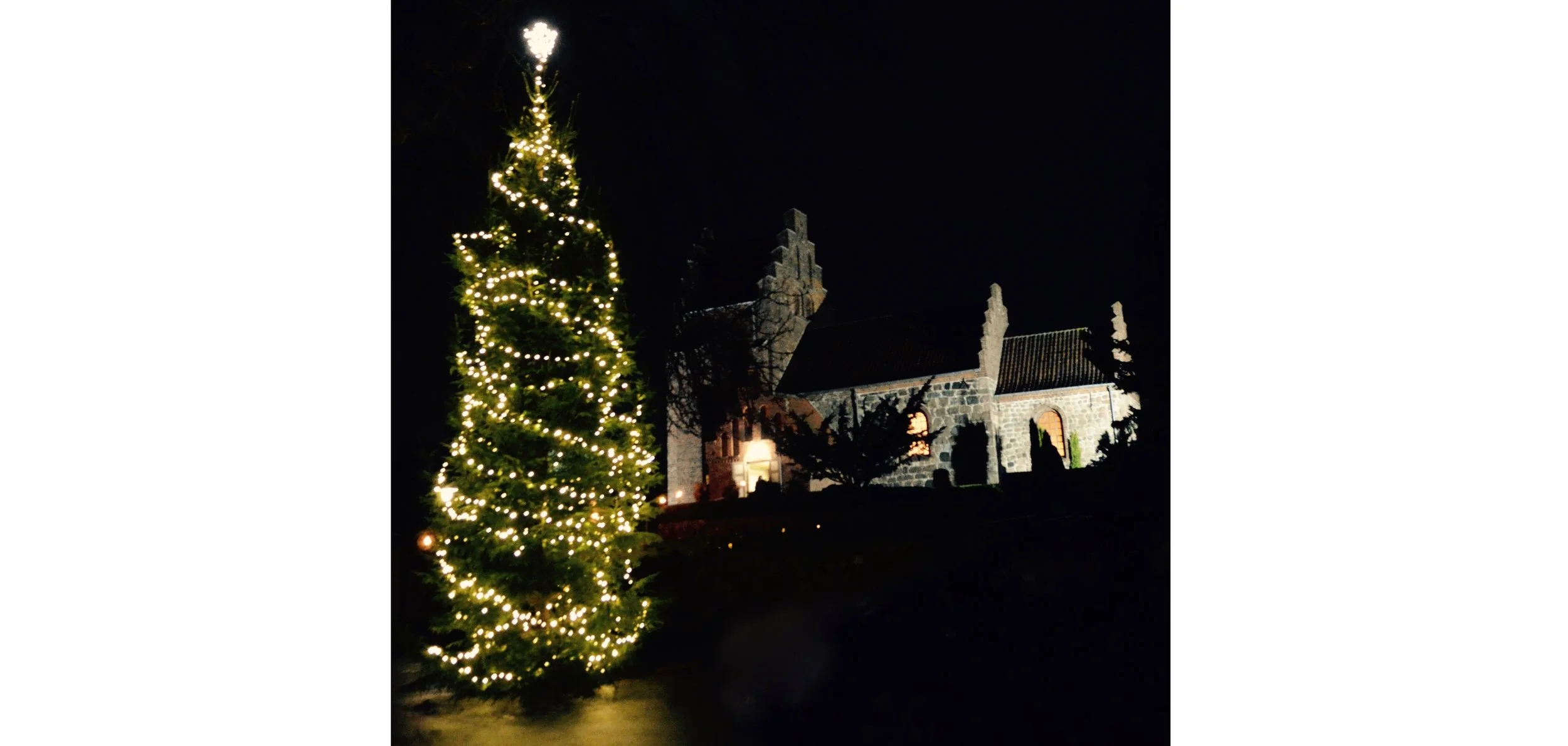  Blovstrød Kirke er nu også belyst. Foto: AOB