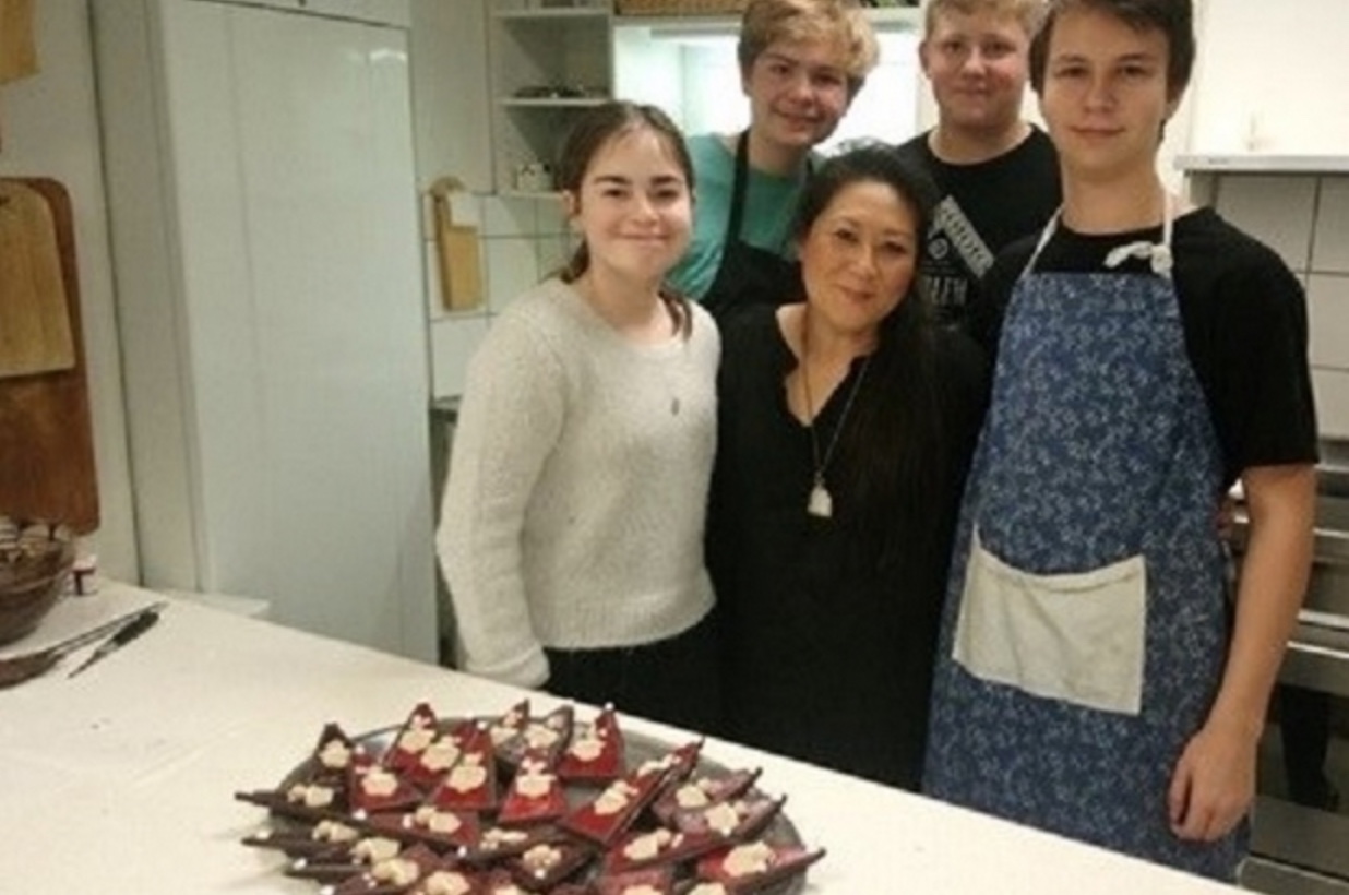 Iben - fra Den Store Bagedyst 2016 - fremstillede sammen med elever de fineste nissemænd i marcipan. Privatfoto