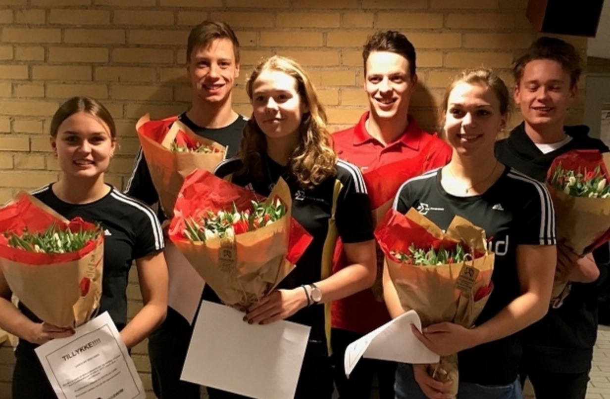 Syv af Sigmas topsvømmere deltog ved EM, der netop er holdt i København. Bagerst fra venstre: Anton Ørskov Ipsen, Gustav Friberg og Alexander Aslak Nørgaard. Forrest fra venstre: Caroline Erichsen, Mia Steen Duus og Maj Howardtsen. Marina Heller Hansen er ikke med på billedet. Privatfoto