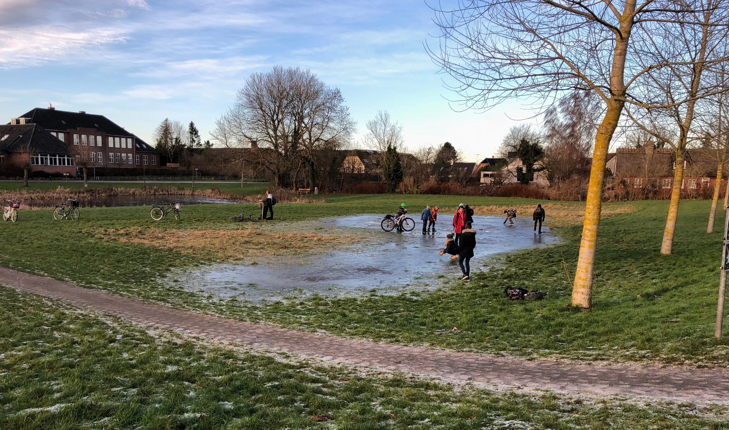 Efter skoletid skulle børnene ned på den lille sø og undersøge, om den nu også var sikker - og det var den. Foto: AOB