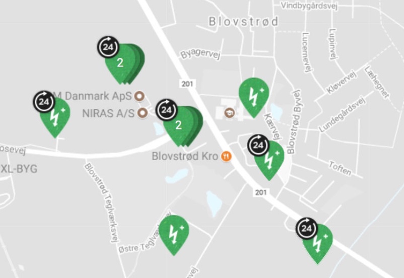 Der er nu opsat fem hjertestartere her i Blovstrød, som er tilgænglig i alle døgnets 24 timer: 1) Allerød Privatskole, 2) Niras, 3) Blovstrød Tennisklub, Drabæk Huse og nu også ved Blovstrød Sognegård. Illustration: TRYG-fonden