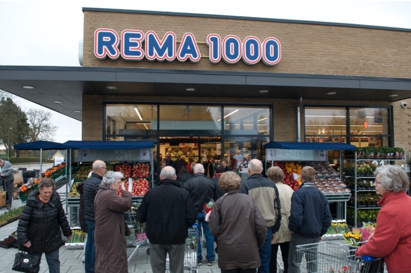 Maskerede indbrudstyve på spil i Rema 1000. Arkivfoto: AOB