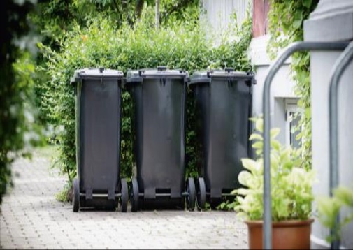 Udrulning af et nyt indsamlingssystem er planlagt at starte til næste år, og konsekvensen kan blive, at en husstand skal have op til tre affalds-beholdere stående tæt ved sin ejendoms indgangparti . Foto: Norfors