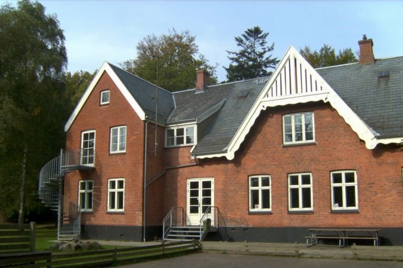 Kongevejsskolen, der er et kommunalt alternativt folkeskoletilbud, forbliver på den nuværende adresse og med samme målgruppe og samme skoleleder. Foto fra skolens hjemmeside
