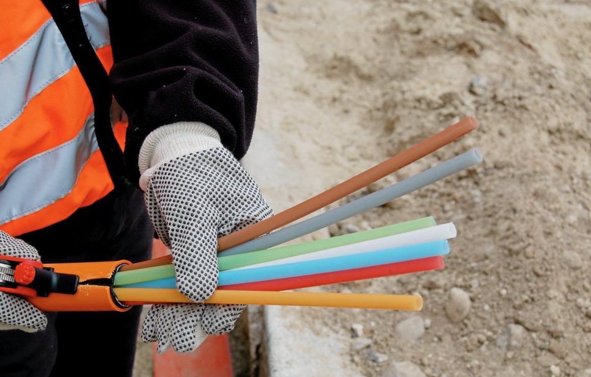 Der skal graves og skydes fibernet ind til alle husstandene, og der skal teknikere på besøg og montere stik, homebokse m.m. - men planen siger, at allerede i år vil alle få fibernetadgang. Foto: AOB