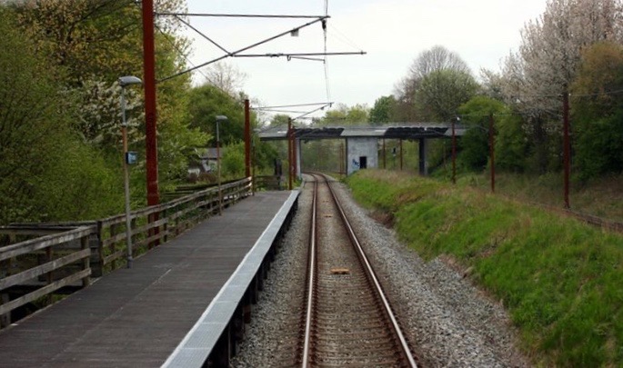 Et stort flertal gik ind for et forslag om at åbne muligheden for en opnormering af Høvelte Trinbræt til en egentlig station. Foto: Jernbanen.dk