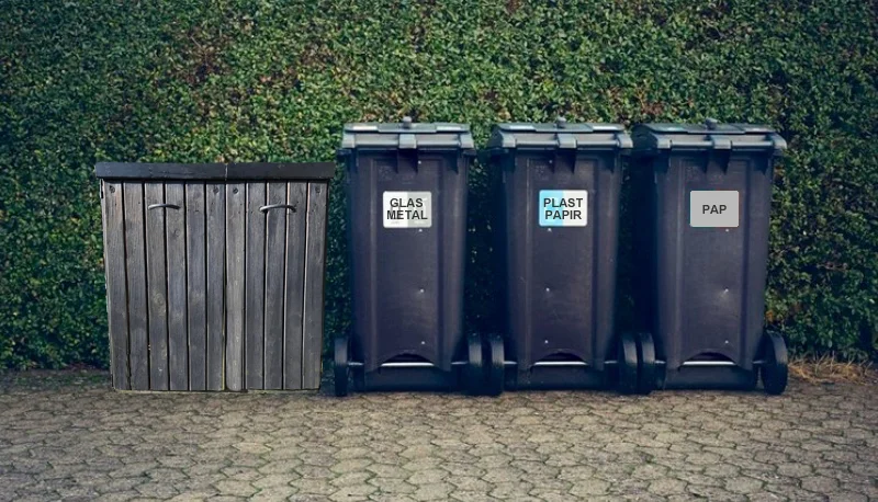 Alt tyder på, at hver villaejer nu får endnu en plastbeholder. Ud over det nuværende s ækkestativ (med dagrenovation for almindeligt køkkenaffald) får vi tre plastbeholdere - i stedet som tidligere oplyst to - idet der nu også bliver en beholder for pap. Manipuleret foto: AOB