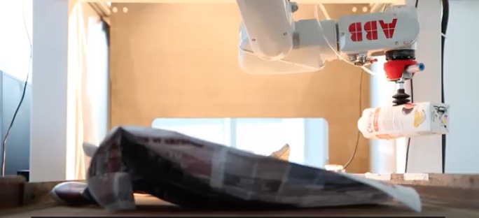 Lynhurtige robotter med avanceret sensorteknologi kan nu sortere genanvendelige råvarer ud af affaldet. Potentialet er at finde genanvendelige ressourcer for milliarder, vurderer Teknologisk Institut.