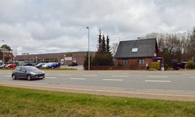 Det er Kongevejen 28, som Netto vil købe. De vil nedlægge bygningen og derefter fylde grunden op og udvide parkeringsarealet. Samtidig etableres en ny indkørsel direkte fra Kongevejen. Foto: AOB