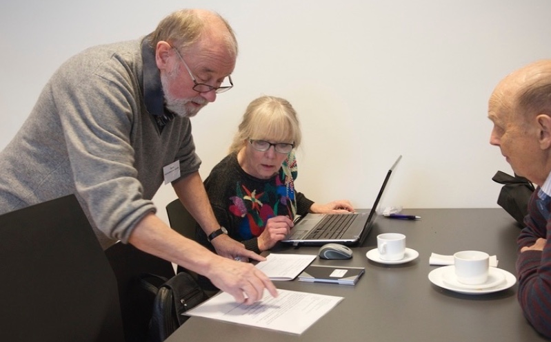 Hvis det kniber med nem-id, facebook, borger.dk, computer-køb mm., så ring til Jørn Mohr. Arkivfoto: AOB