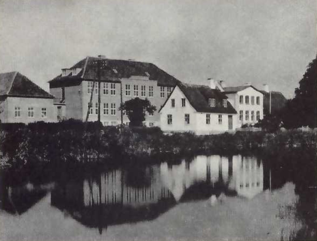 Her ses den gamle stråtækte skolebygning tæt på gadekæret og med den nye skolebygning i baggrunden, som åbnede den 19. august 1938.