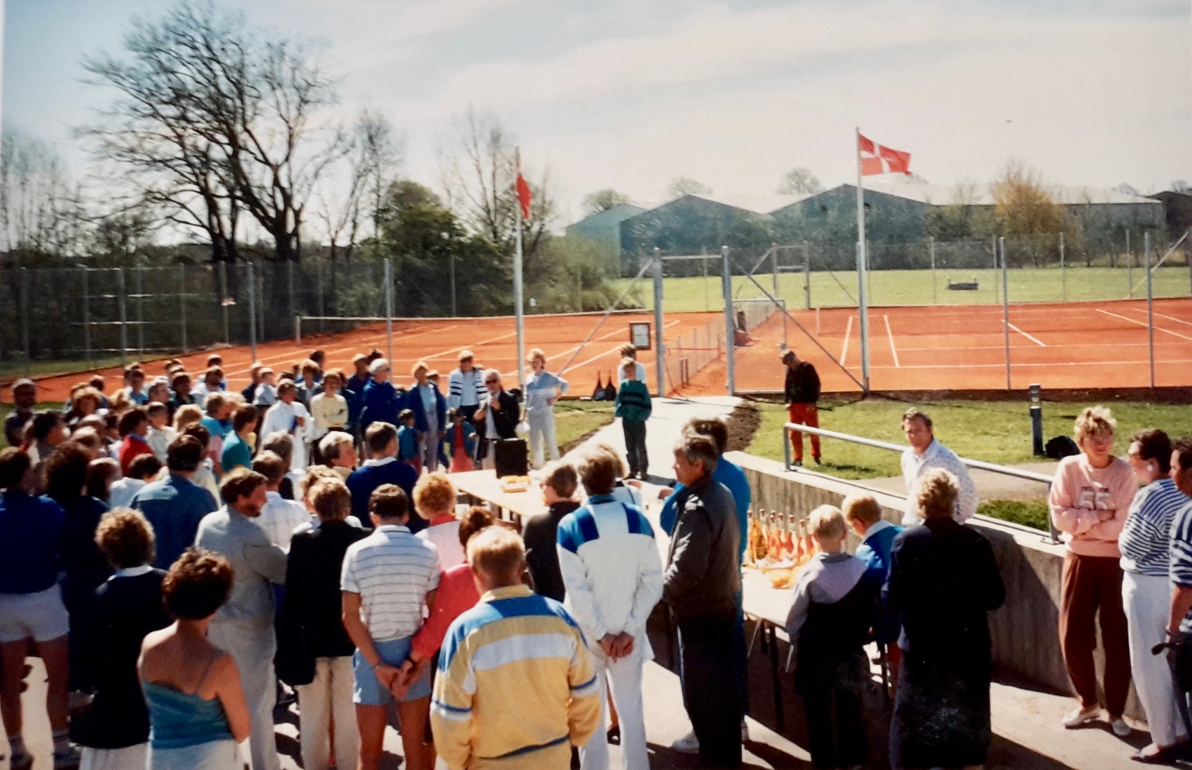 Tennisanlægget bag Blovstrødhallen blev indviet den 10. maj 1988 med to baner, og anlægget kan således snart fejre 30 år jubilæum. Foto: Jørgen Strüwing