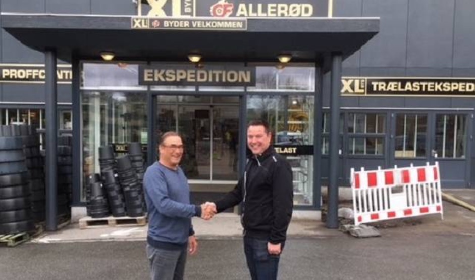 Formanden for Blovstrød Tennisklub, Gunnar Olsen, og afdelingsdirektør Christian Thorup, XL-Byg, giver hinanden hånd på aftalen om levering af materialer til renoveringen af ’Glashuset’. Privatfoto