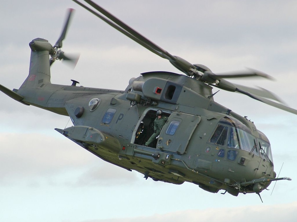 Militæret erkender selv, at de undertiden flyver meget lavt over en del af vores bebyggelser, og hvor støjen kan virke meget voldsom, især med flyvevåbnets EH-101 Merlin, der er en relativ stor helikopter. Foto: Flyvevåbnet
