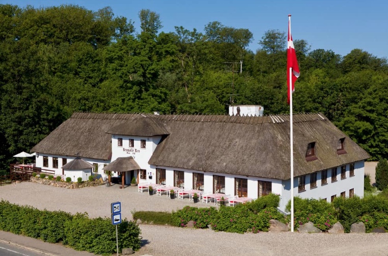 Bromølle Kro kan skrive sin historie helt tilbage til år 1198, og det er derfor det sted, der har været drevet krodrift i flest år i Danmark. Foto: Bromølle Kro