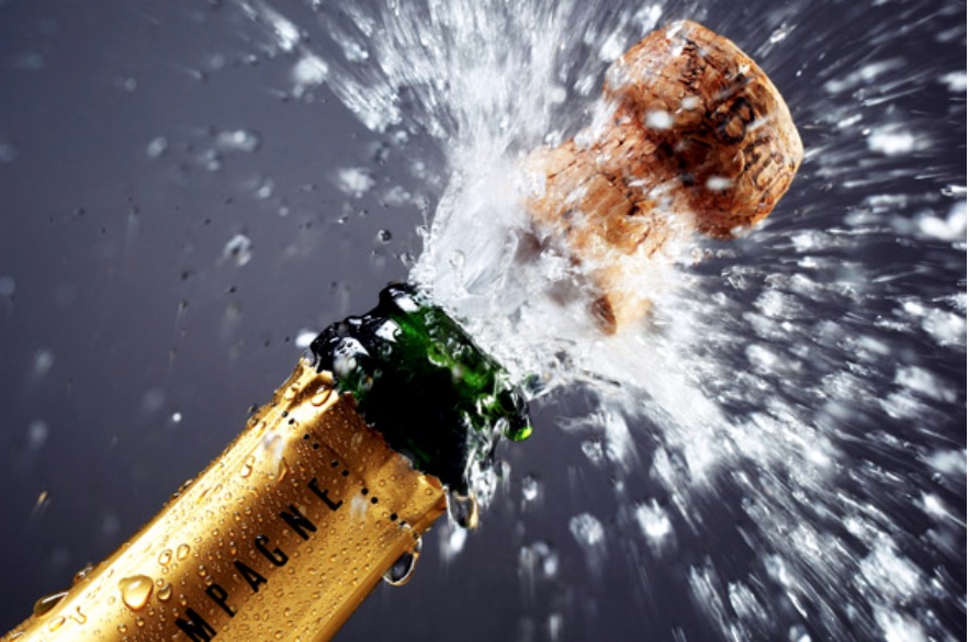 Der er tre flasker champagne på højkant i forbindelse med vores fødselsdagskonkurrence.
