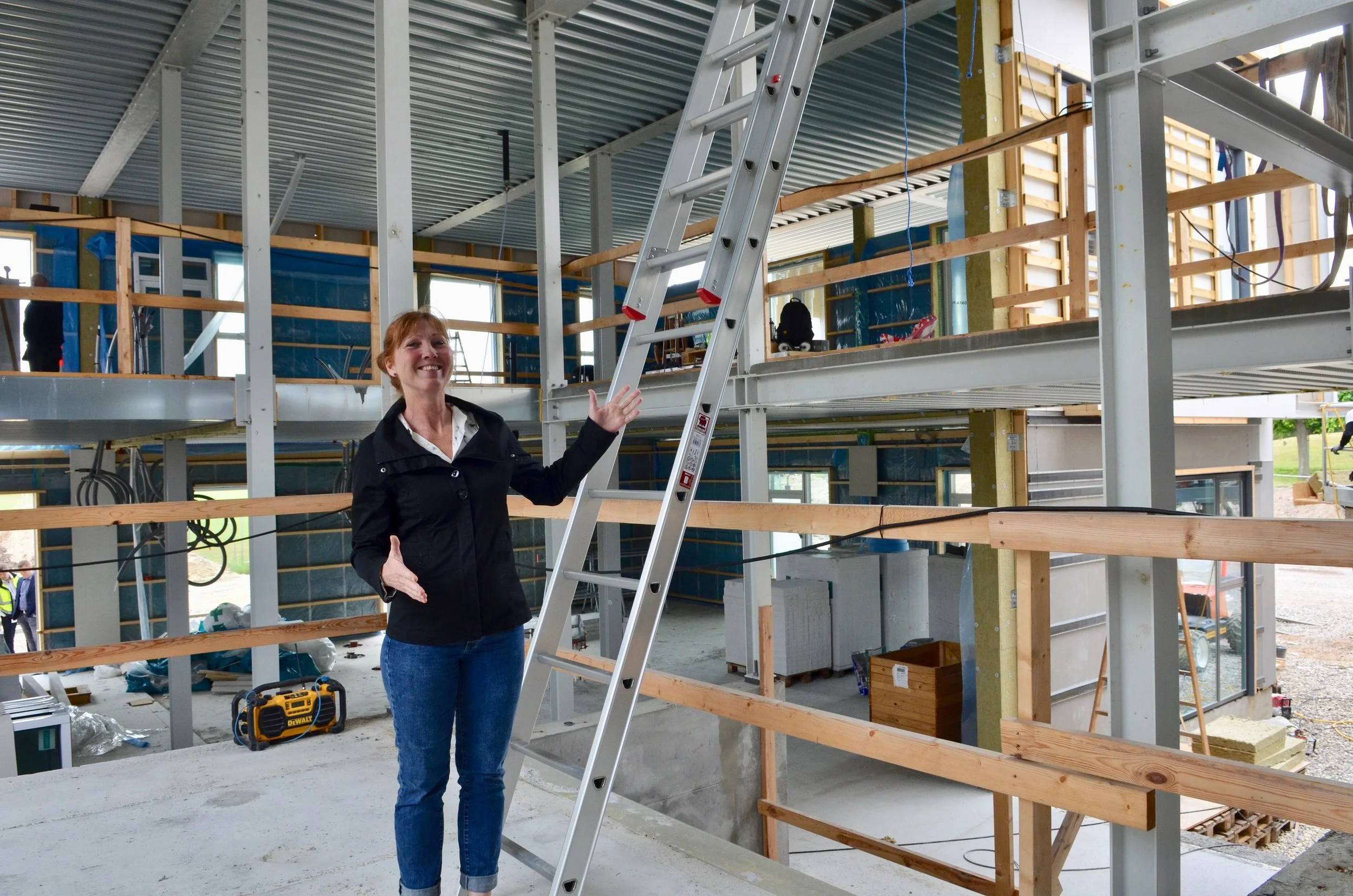 Lederen af det kommende Blovstrød Børnehus, Lone Sommer Hansen, var ved rejsegildet rundt i de forskellige bygningsafsnit for at sikre, at de visioner man oprindeligt havde med projektet nu også bliver en realitet. "Og det gør det! Vi glæder os meget!" Foto: AOB